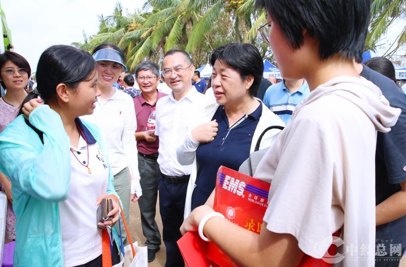 3校党委书记许玫看望新生及家长 .jpg