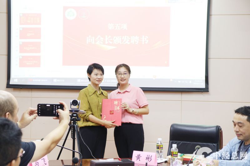 1731402186369378.jpg 国内合作处为学院校友分会颁发聘书.JPG