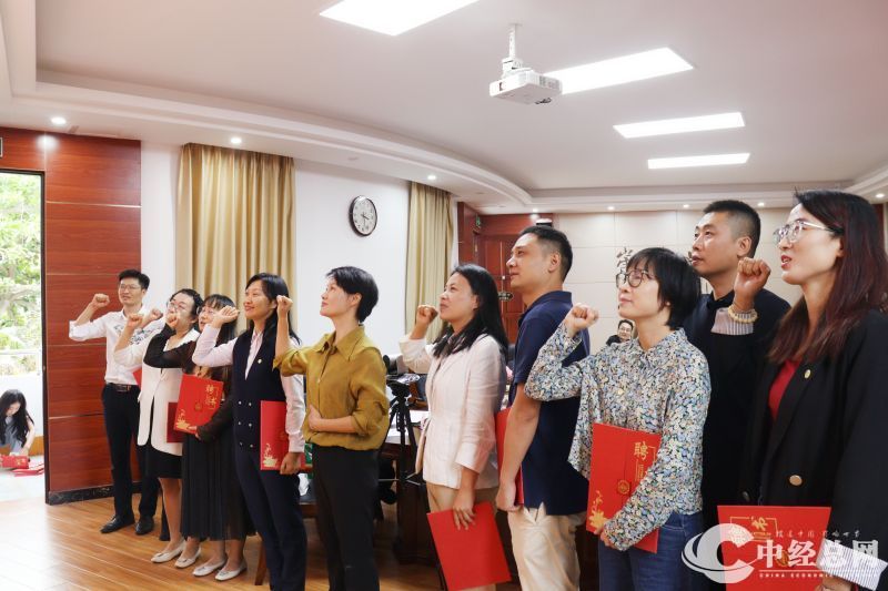 1731402356578788.jpg 理事会成员进行宣誓.JPG