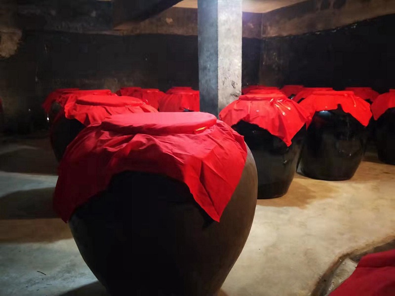 32枣阳市灵鹿酒业：用匠心传承酿造技艺 做新时代地封黄酒产业生力军_副本.jpg