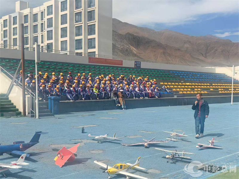1761566797797352.jpg 拉萨航空航模表演.jpg